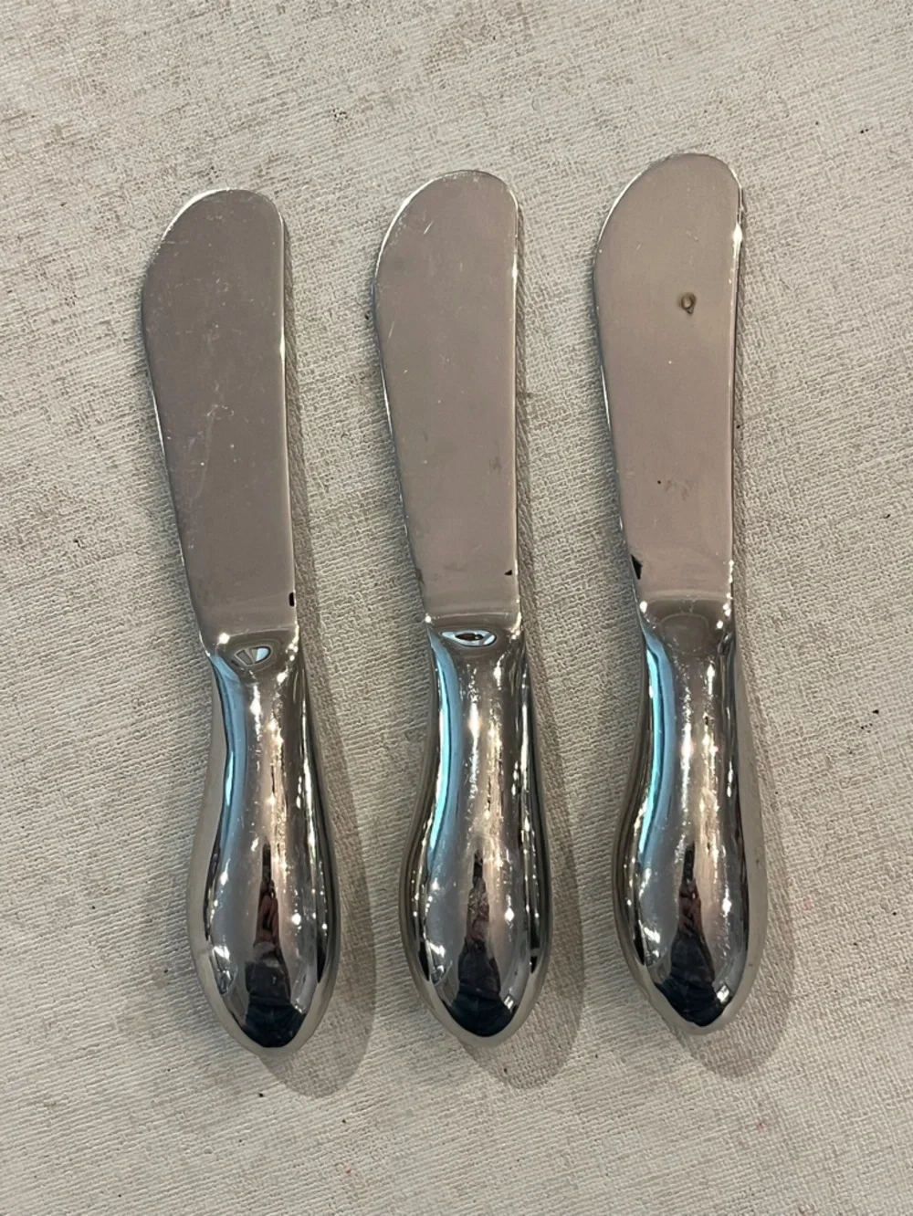 Oneida Stainless Flatware Spreaders in Polished Silver color. Set of 3. GUC!